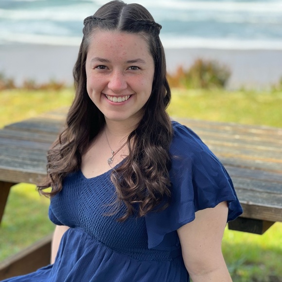 Meet your Posher, Emilee - Picture 2 of 3